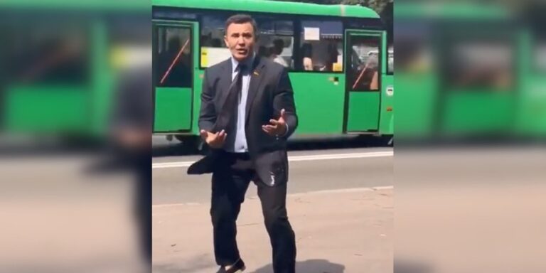 Нардепа Тищенка закидали помідорами: політик кинувся навздогін за нападником (відео) 13 Нардепа Тищенка закидали помідорами: політик кинувся навздогін за нападником (відео) 13