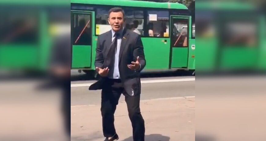 Головна 71 Нардепа Тищенка закидали помідорами: політик кинувся навздогін за нападником (відео)