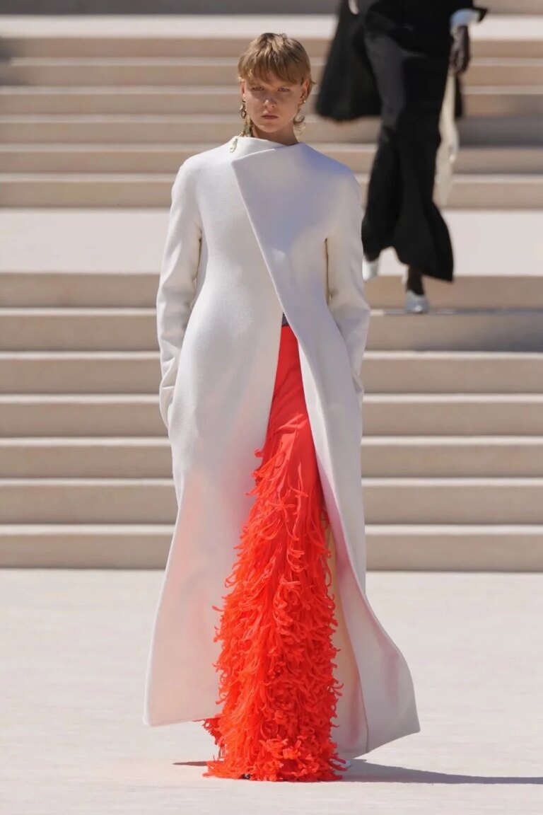 Піччолі запалив Balenciaga: перша кутюрна колекція вибухнула подіумом 60 Піччолі запалив Balenciaga: перша кутюрна колекція вибухнула подіумом 11
