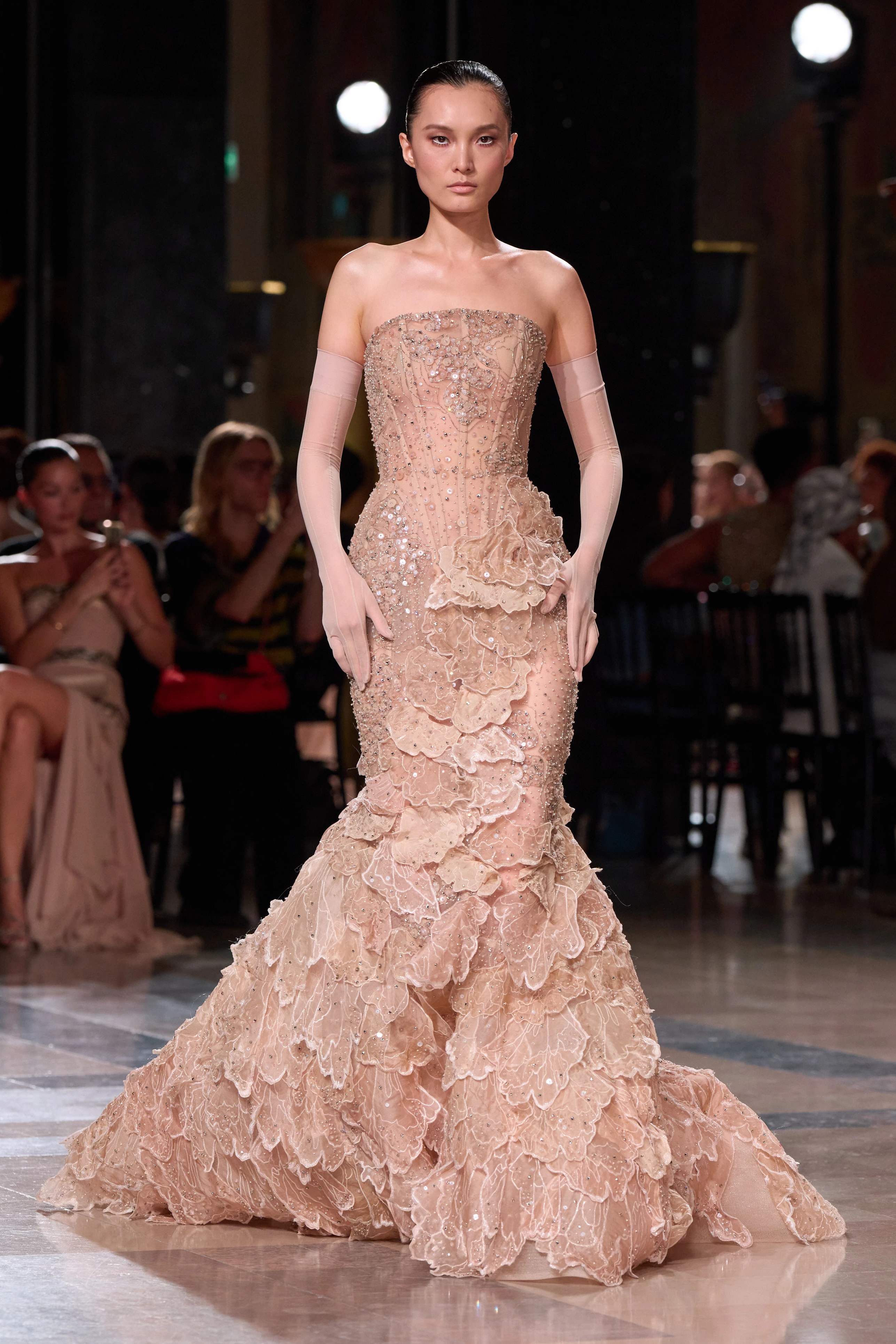 Elie Saab представляє кутюрну магію: колекція Осінь-Зима 2026/27 зачаровує 15 Elie Saab представляє кутюрну магію: колекція Осінь-Зима 2026/27 зачаровує4