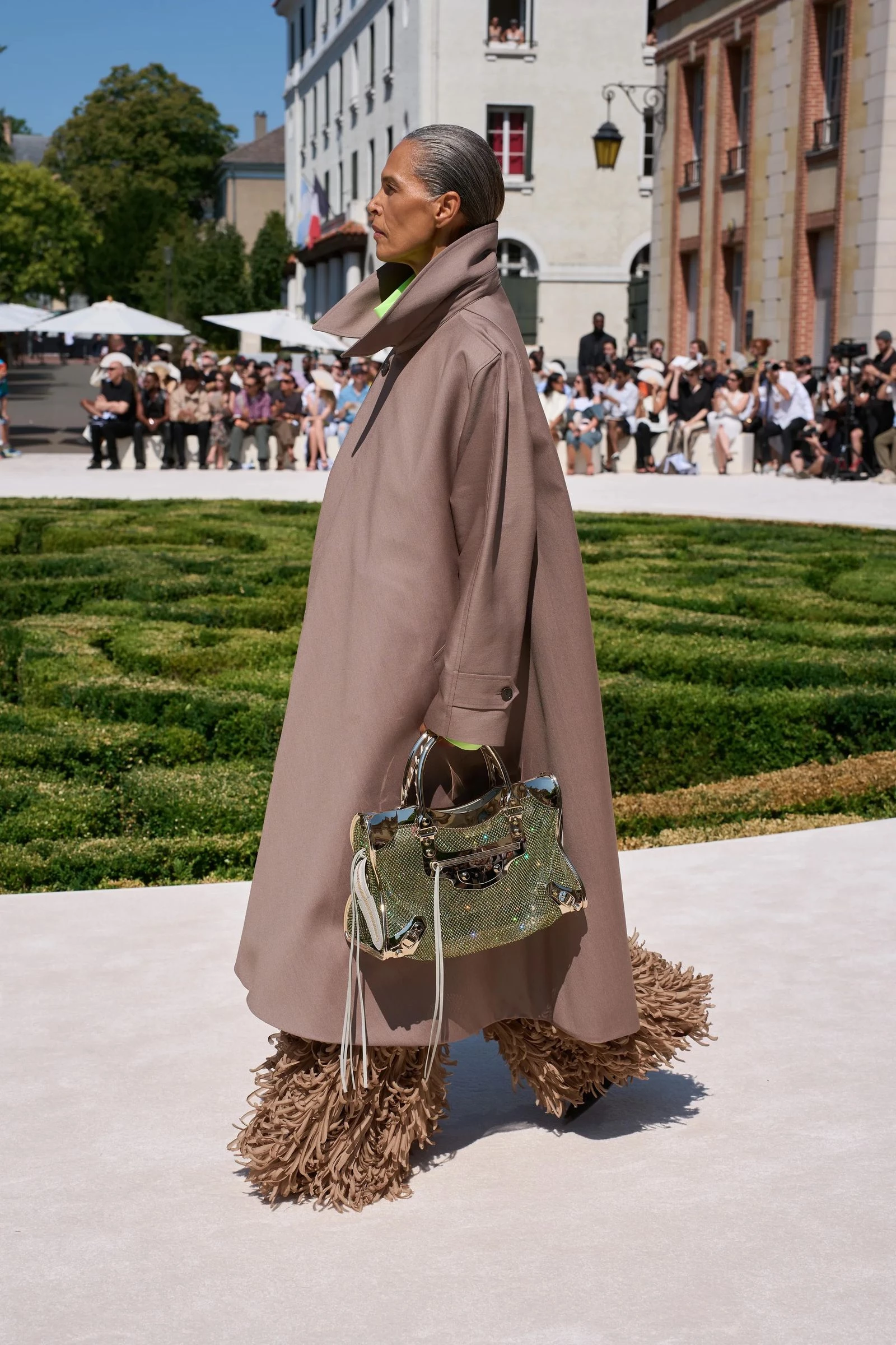 Balenciaga відродила культову сумку 2000-х: новий кутюрний образ 8 Balenciaga відродила культову сумку 2000-х: новий кутюрний образ3
