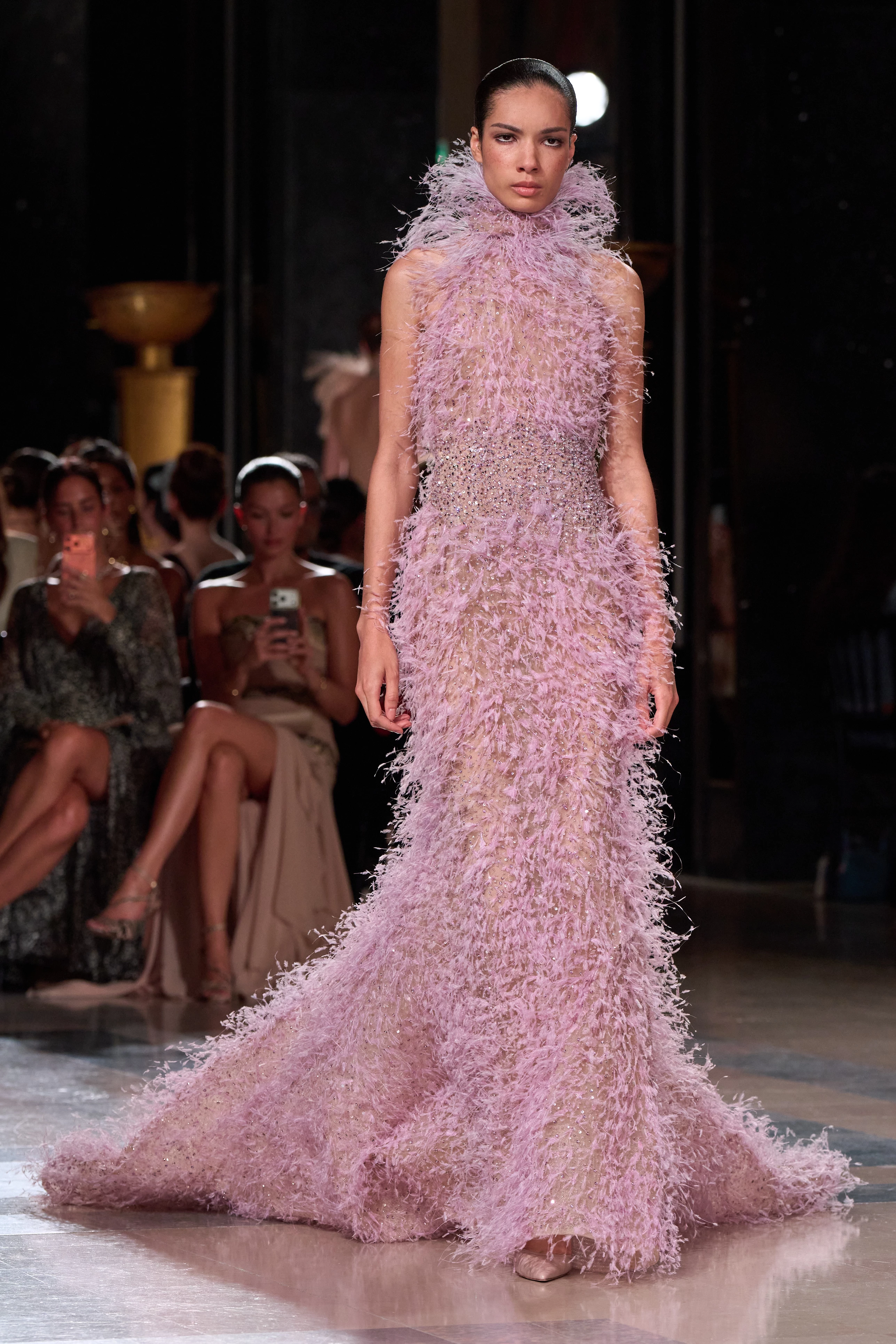 Elie Saab представляє кутюрну магію: колекція Осінь-Зима 2026/27 зачаровує 17 Elie Saab представляє кутюрну магію: колекція Осінь-Зима 2026/27 зачаровує6