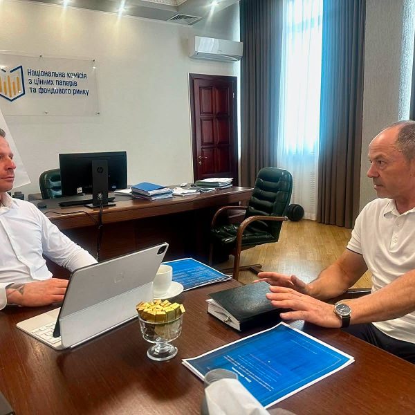 Голова Нацкомісії з цінних паперів та фондового ринку (НКЦПФР) Ірина Семенюк провела зустріч з віце-прем’єр-міністром Сергієм Тігіпком, де обговорювалися питання залучення приватних інвестицій.