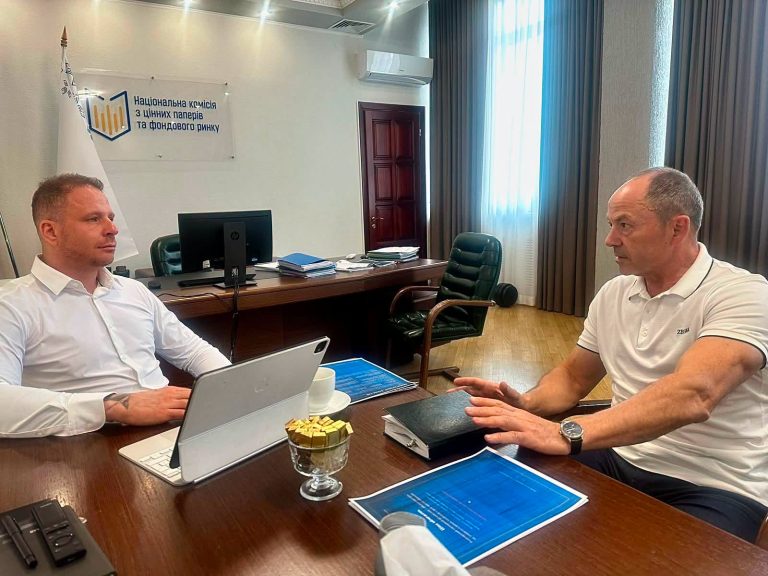 Голова Нацкомісії з цінних паперів та фондового ринку (НКЦПФР) Ірина Семенюк провела зустріч з віце-прем'єр-міністром Сергієм Тігіпком, де обговорювалися питання залучення приватних інвестицій. 13 Голова Нацкомісії з цінних паперів та фондового ринку (НКЦПФР) Ірина Семенюк провела зустріч з віце-прем'єр-міністром Сергієм Тігіпком, де обговорювалися питання залучення приватних інвестицій. 13