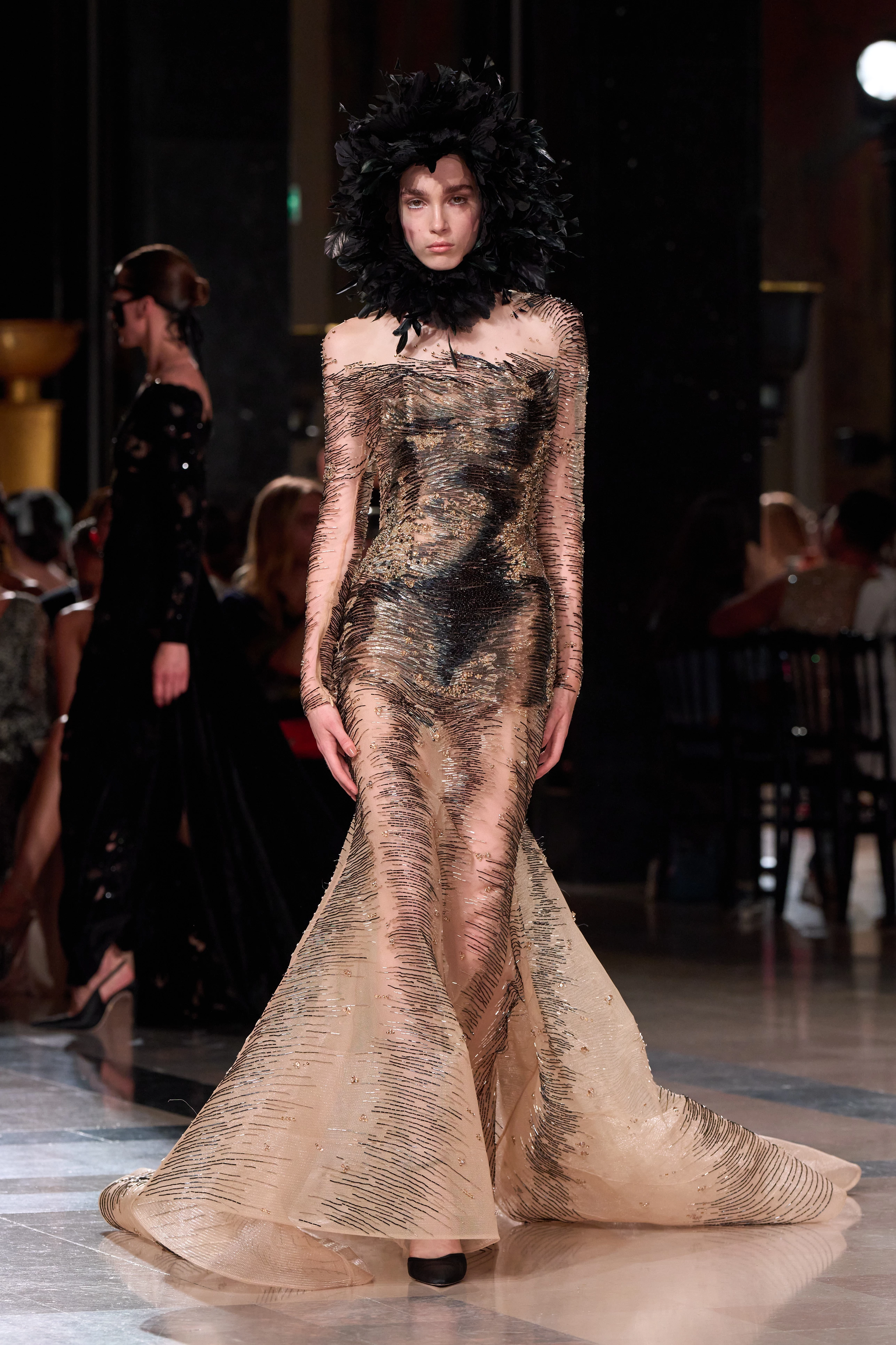Elie Saab представляє кутюрну магію: колекція Осінь-Зима 2026/27 зачаровує 21 Elie Saab представляє кутюрну магію: колекція Осінь-Зима 2026/27 зачаровує10