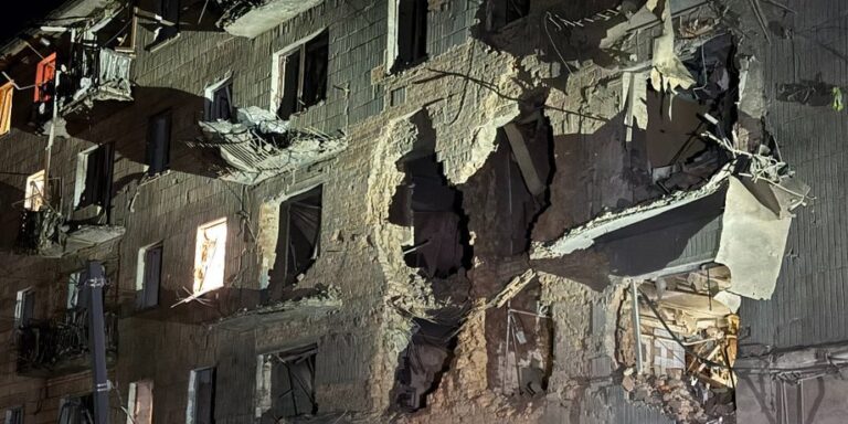 Армія РФ вдарила по Сумах: 4 загиблих, 20 поранених, половина з них – у критичному стані. Фото наслідків. 17