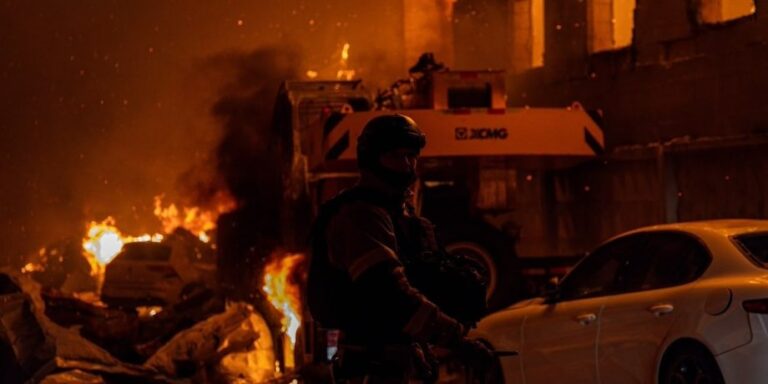 Київ палає: наслідки ворожої атаки у двох районах столиці — фоторепортаж 18