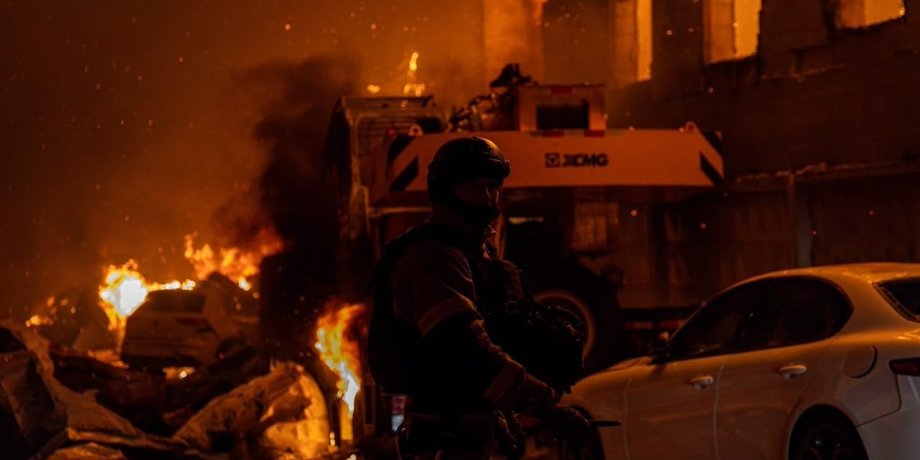 Київ палає: наслідки ворожої атаки у двох районах столиці — фоторепортаж 5 Київ палає: наслідки ворожої атаки у двох районах столиці — фоторепортаж 5