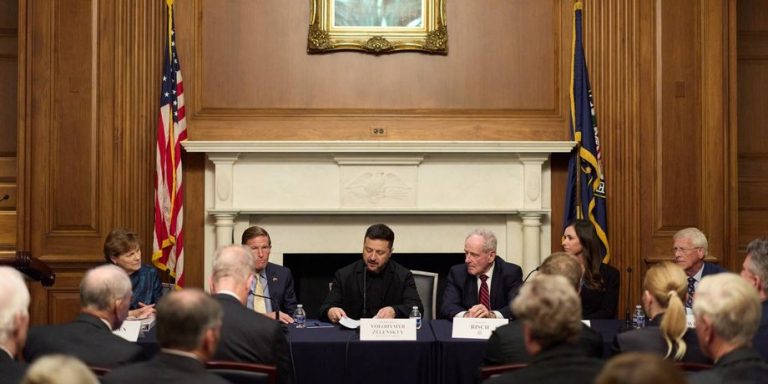 Зеленський обговорив із сенаторами США «пекельні» санкції проти РФ перед ключовим голосуванням 3