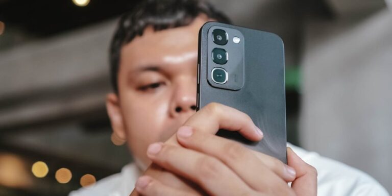 Realme презентує бюджетний смартфон: тримайте заряд 8000 мАг тижнями 25 Realme презентує бюджетний смартфон: тримайте заряд 8000 мАг тижнями 23