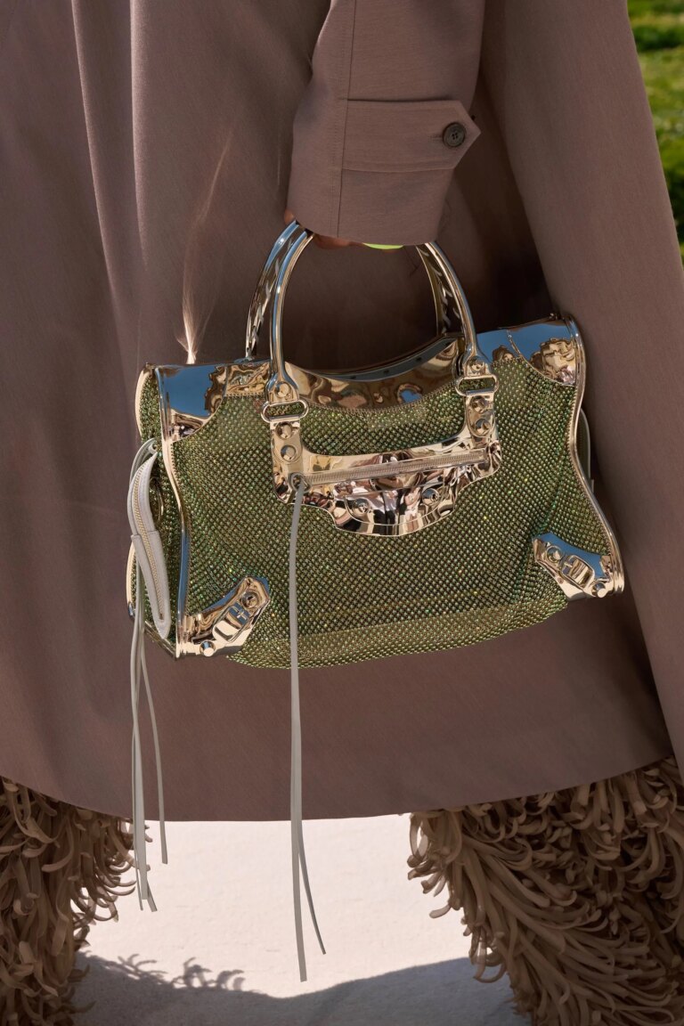 Balenciaga відродила культову сумку 2000-х: новий кутюрний образ 24 Balenciaga відродила культову сумку 2000-х: новий кутюрний образ 2