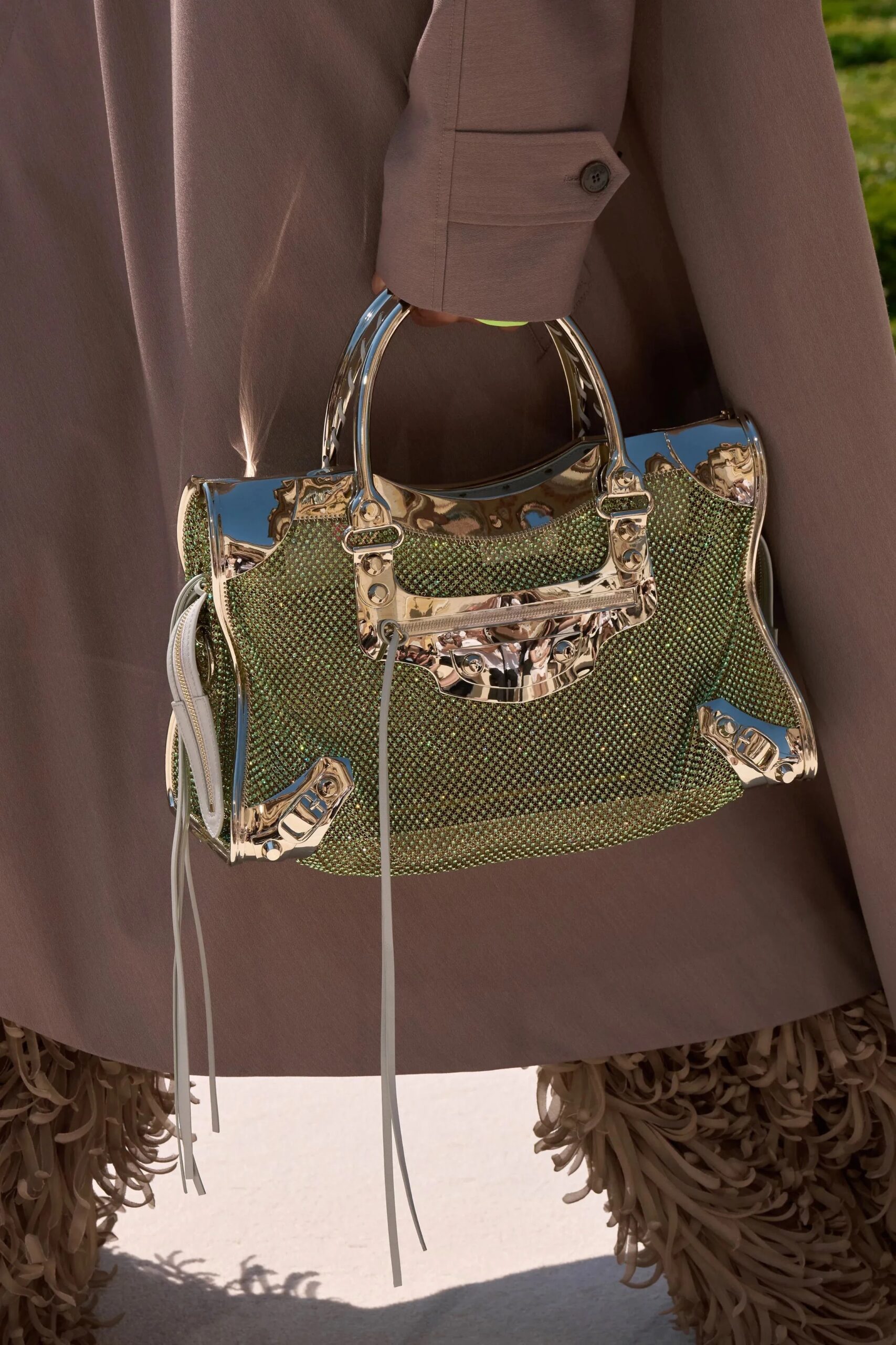 Balenciaga відродила культову сумку 2000-х: новий кутюрний образ
