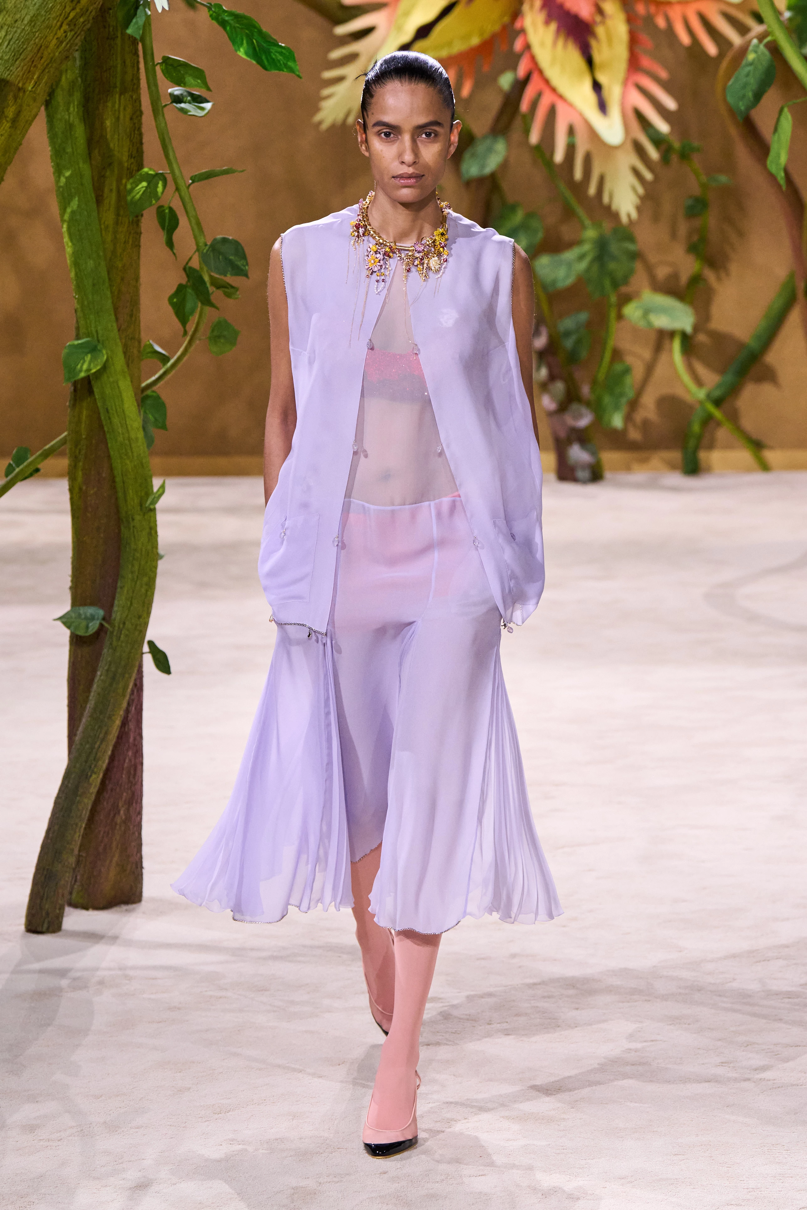 Chanel запрошує у казковий світ: ексклюзивна колекція Couture осінь-зима 2026/27 14 Chanel запрошує у казковий світ: ексклюзивна колекція Couture осінь-зима 2026/271