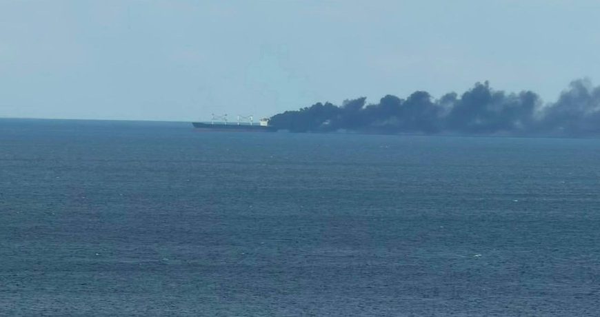 Одещина: потужна атака на порти, палає судно