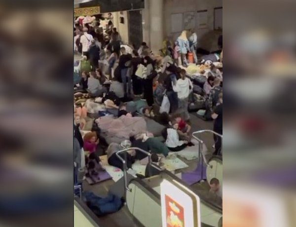 Термінове оновлення: Київ відновив вхід у метро після атаки, але тривога триває