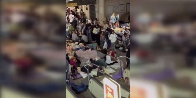 Термінове оновлення: Київ відновив вхід у метро після атаки, але тривога триває 8 Термінове оновлення: Київ відновив вхід у метро після атаки, але тривога триває 8