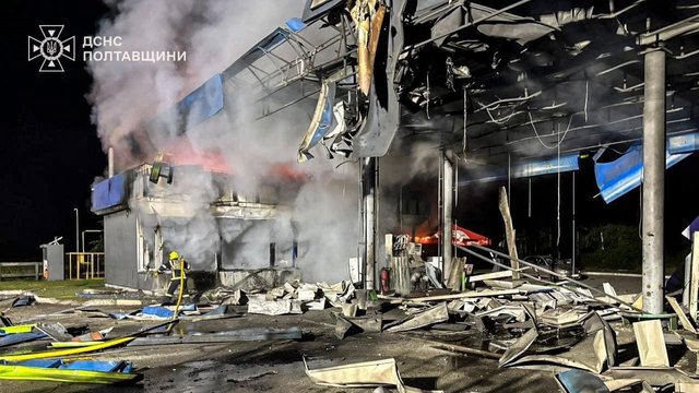 Народний депутат обласної ради повідомив, що Російська Федерація знищила всі автозаправні станції на шляху з Харкова до Полтави. 2