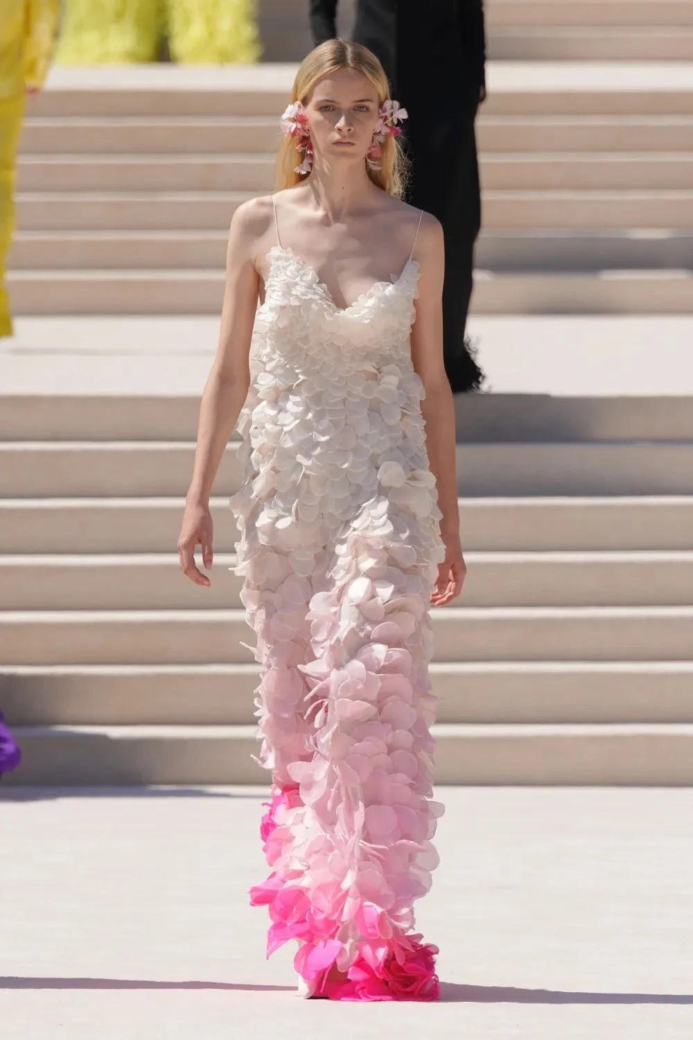 Піччолі запалив Balenciaga: перша кутюрна колекція вибухнула подіумом3