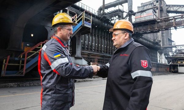 “Метінвест” незважаючи на бойові дії та нові труднощі, з першого дня літа збільшує заробітну плату співробітникам на 10%, виключаючи управлінський персонал.