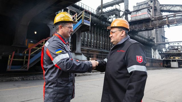 “Метінвест” незважаючи на бойові дії та нові труднощі, з першого дня літа збільшує заробітну плату співробітникам на 10%, виключаючи управлінський персонал.
