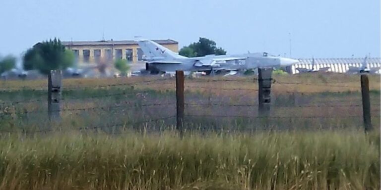 Нічні вибухи в Єйську: військовий аеродром РФ спалахнув полум'ям 12 Нічні вибухи в Єйську: військовий аеродром РФ спалахнув полум'ям 12