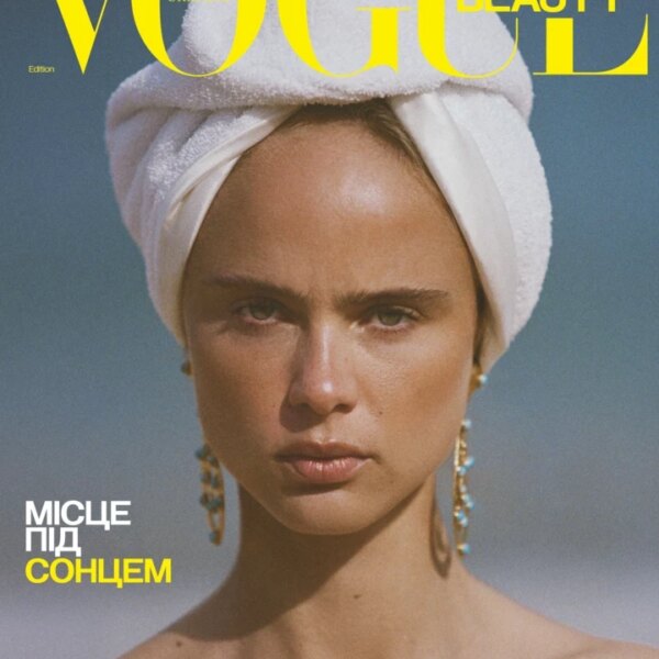 Головна 97 Як шарф став зіркою обкладинок Vogue: неочікуваний модний герой