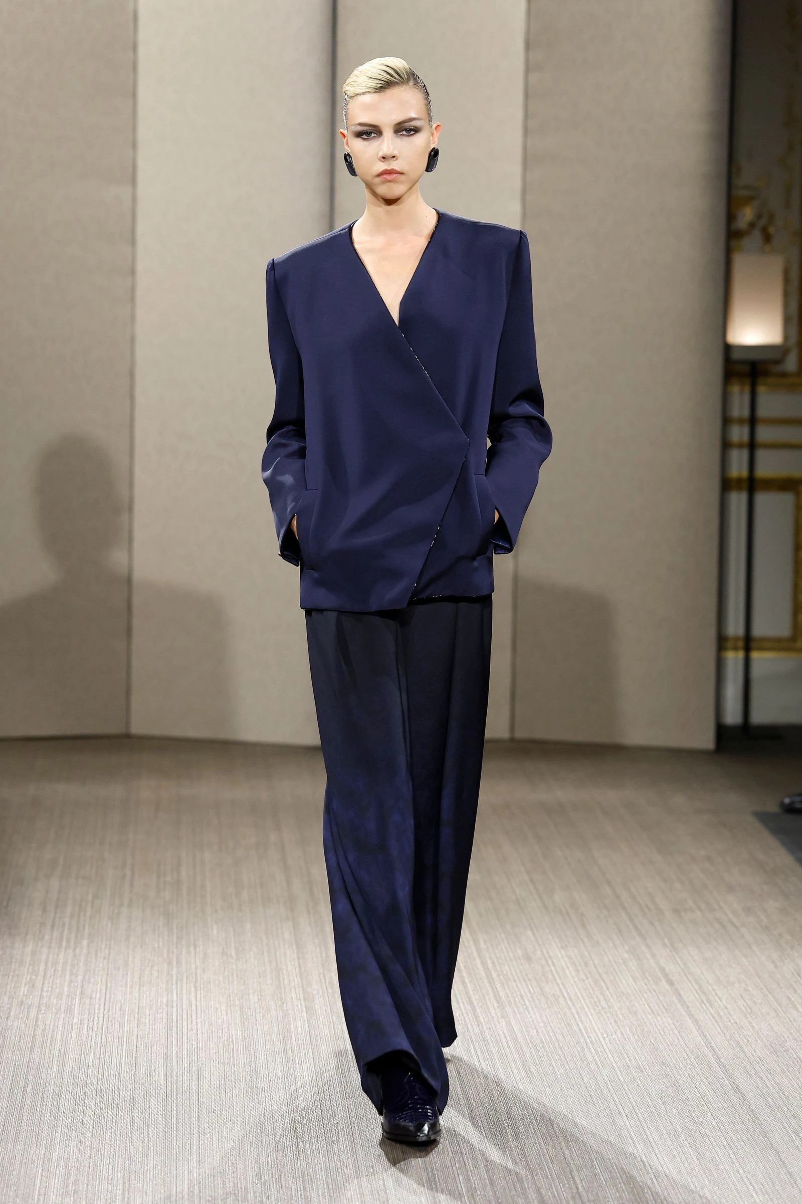 Armani Privé: втілення стриманої розкоші у новій колекції 18 Armani Privé: втілення стриманої розкоші у новій колекції6