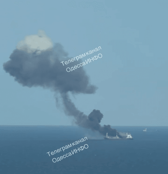 Ворог обстріляв Одещину: в Чорному морі спалахнули цивільні судна 8 Ворог обстріляв Одещину: в Чорному морі спалахнули цивільні судна 8