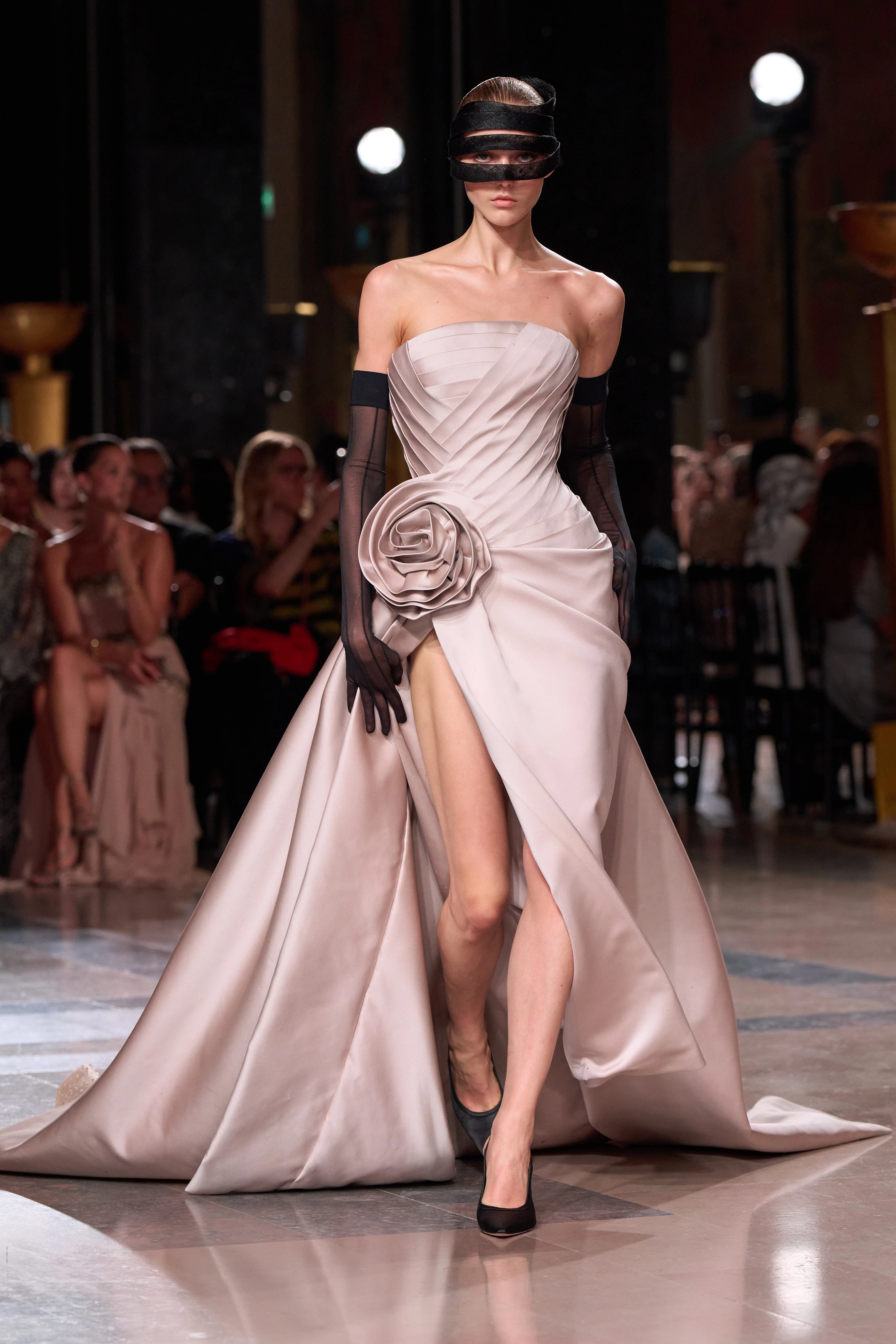 Elie Saab представляє кутюрну магію: колекція Осінь-Зима 2026/27 зачаровує 13 Elie Saab представляє кутюрну магію: колекція Осінь-Зима 2026/27 зачаровує2