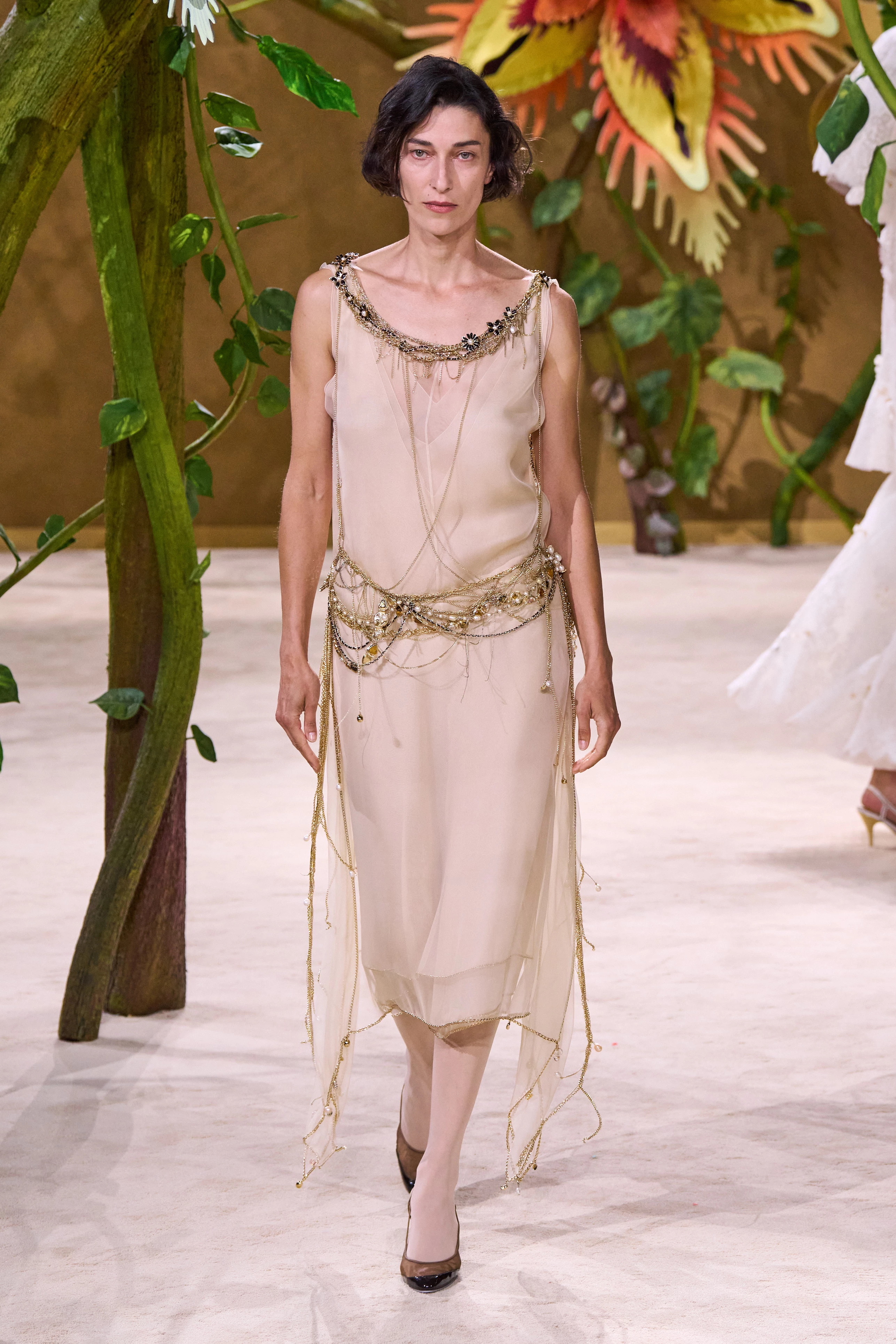 Chanel запрошує у казковий світ: ексклюзивна колекція Couture осінь-зима 2026/27 25 Chanel запрошує у казковий світ: ексклюзивна колекція Couture осінь-зима 2026/2712