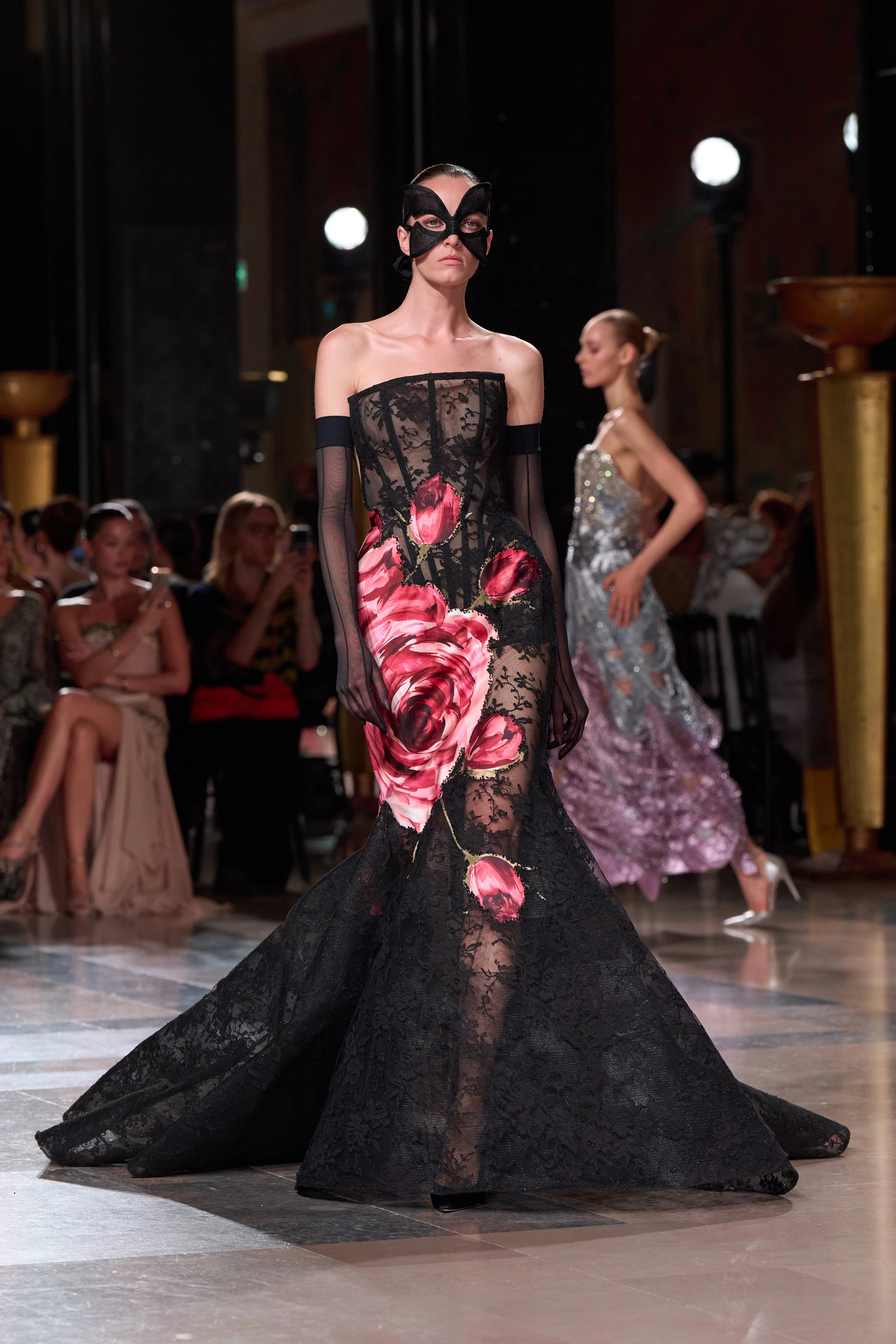 Elie Saab представляє кутюрну магію: колекція Осінь-Зима 2026/27 зачаровує 16 Elie Saab представляє кутюрну магію: колекція Осінь-Зима 2026/27 зачаровує5