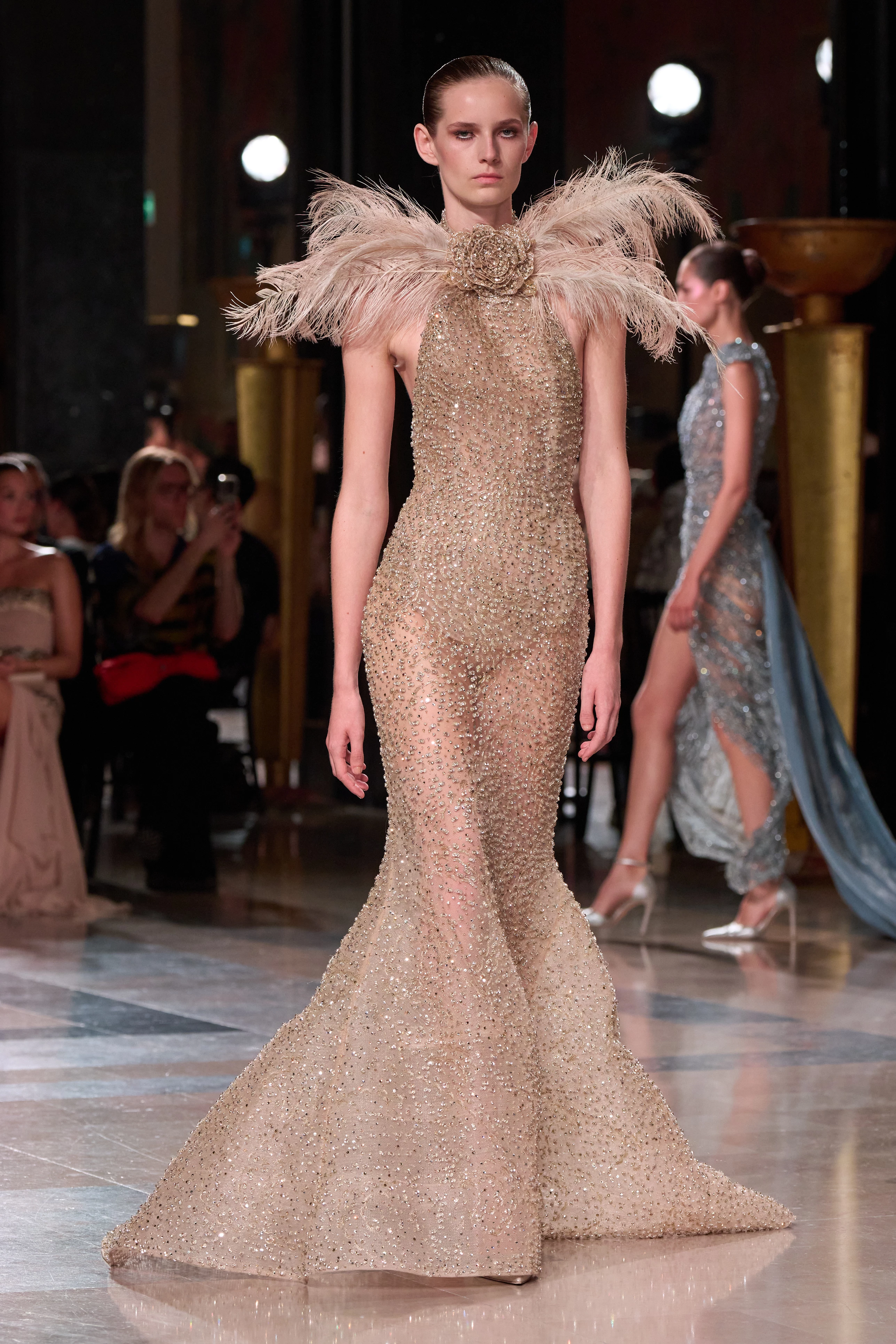 Elie Saab представляє кутюрну магію: колекція Осінь-Зима 2026/27 зачаровує 18 Elie Saab представляє кутюрну магію: колекція Осінь-Зима 2026/27 зачаровує7