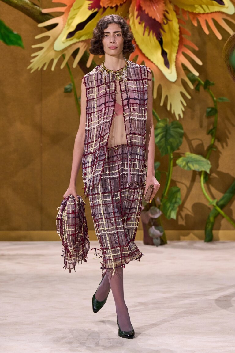 Chanel запрошує у казковий світ: ексклюзивна колекція Couture осінь-зима 2026/27 10 Chanel запрошує у казковий світ: ексклюзивна колекція Couture осінь-зима 2026/27 2