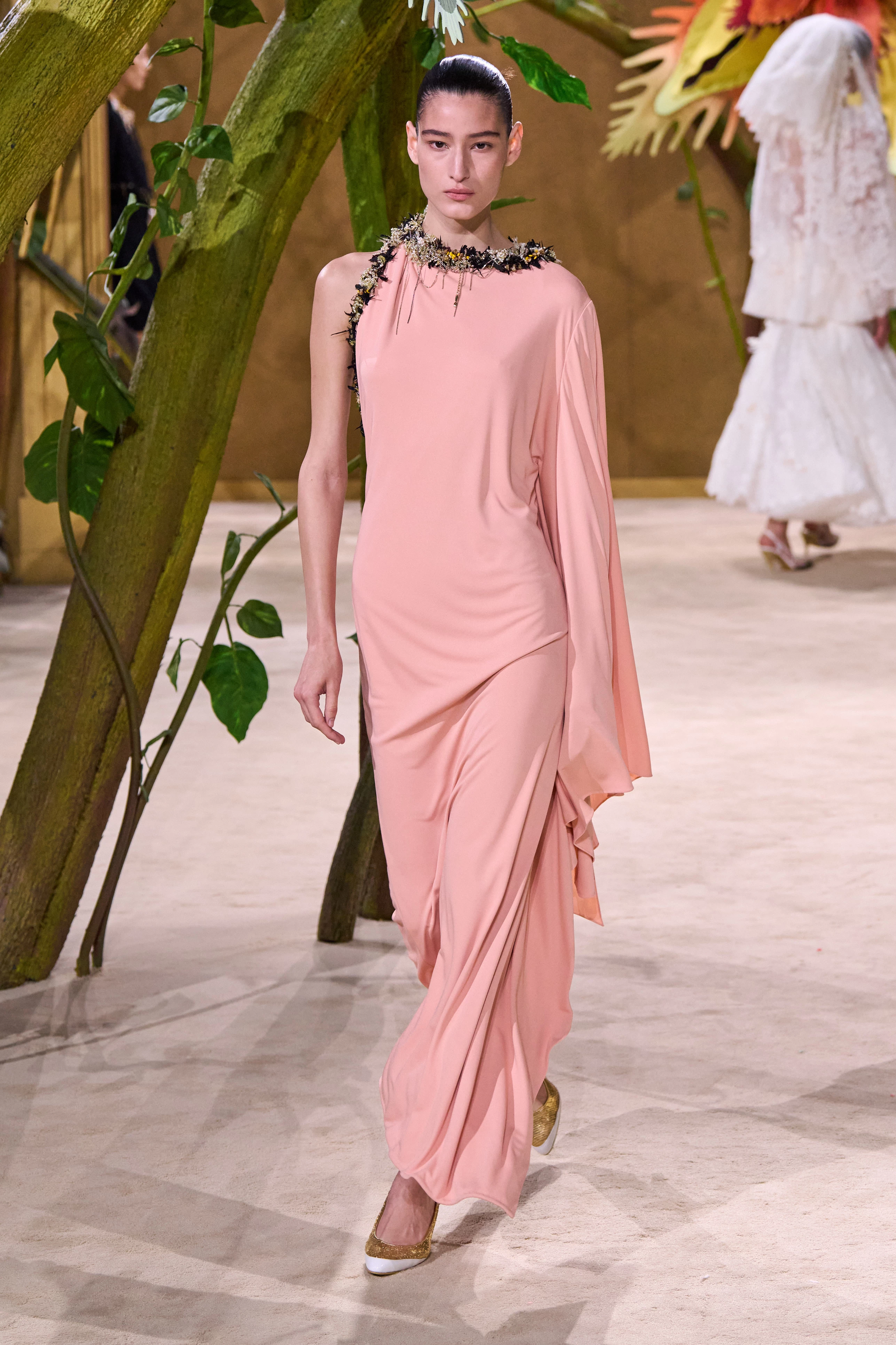 Chanel запрошує у казковий світ: ексклюзивна колекція Couture осінь-зима 2026/27 24 Chanel запрошує у казковий світ: ексклюзивна колекція Couture осінь-зима 2026/2711