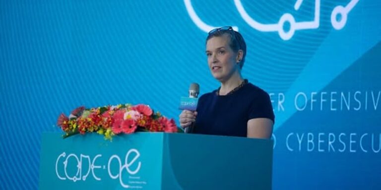 Сенді Оудкірк: хто нова представниця США в Україні та що це означає 1