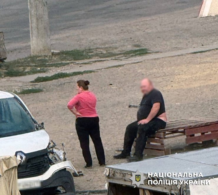Херсон: ворожий FPV-дрон атакував продавця, чоловік пережив удар 4 Херсон: ворожий FPV-дрон атакував продавця, чоловік пережив удар 4