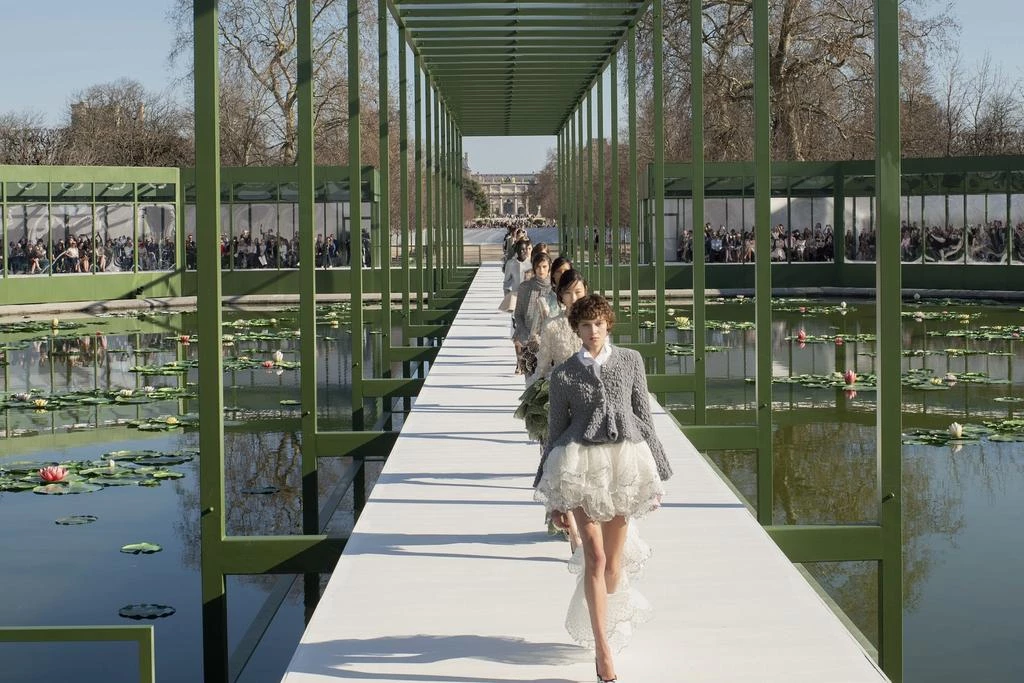 Декорації показу Dior осінь-зима 2026/2027 у саду Тюїльрі4