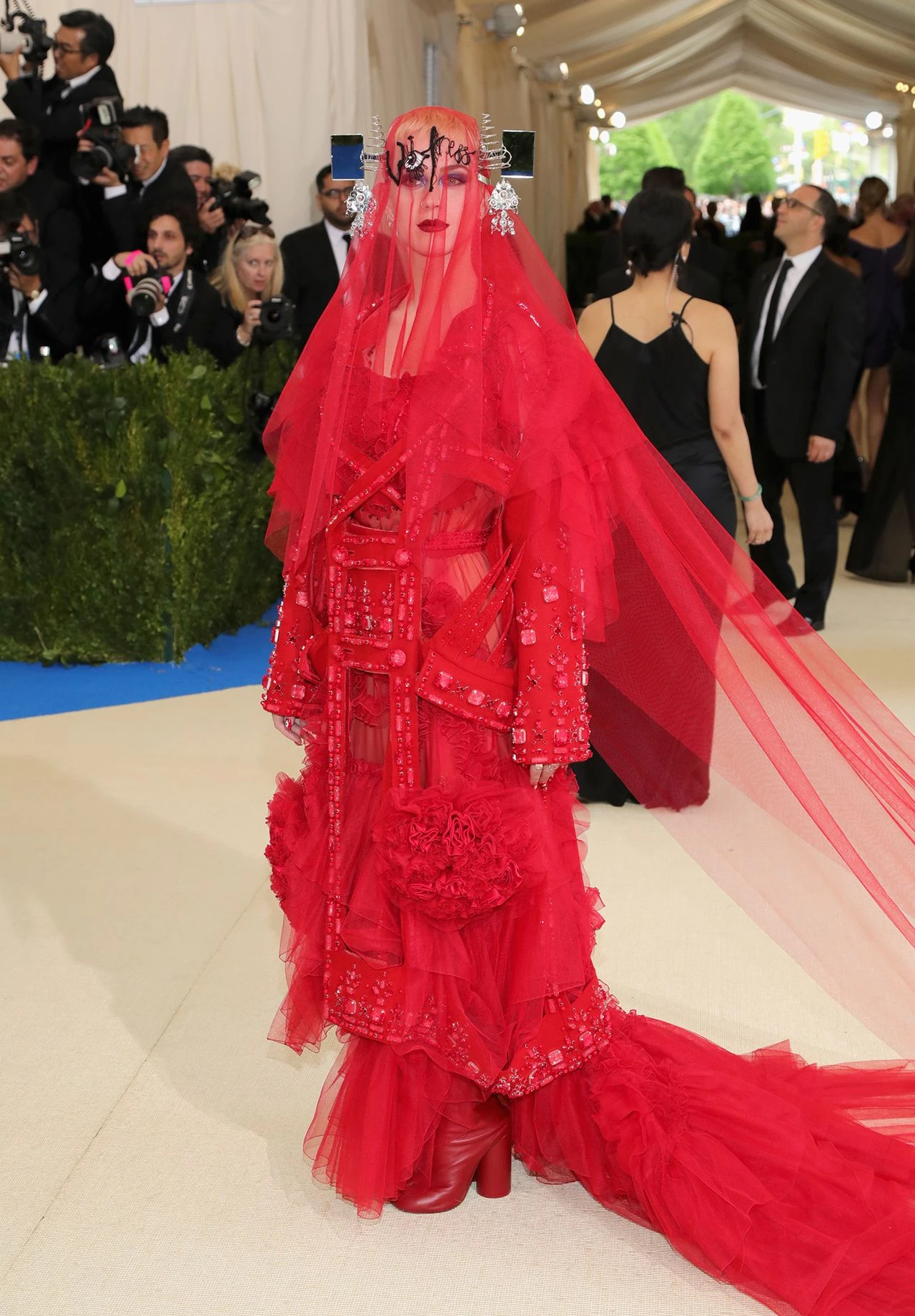 Гальяно на Met Gala: 17 епатажних образів, що увійшли в історію 26 Гальяно на Met Gala: 17 епатажних образів, що увійшли в історію9