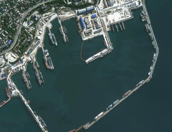 Супутники показали наслідки успішної атаки ЗСУ на російські кораблі у Новоросійську