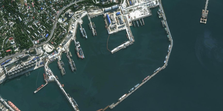 Супутники показали наслідки успішної атаки ЗСУ на російські кораблі у Новоросійську 5 Супутники показали наслідки успішної атаки ЗСУ на російські кораблі у Новоросійську 5