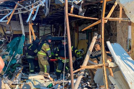Зеленський оприлюднив фото наслідків ворожого удару по Печенігах 5 Зеленський оприлюднив фото наслідків ворожого удару по Печенігах 5