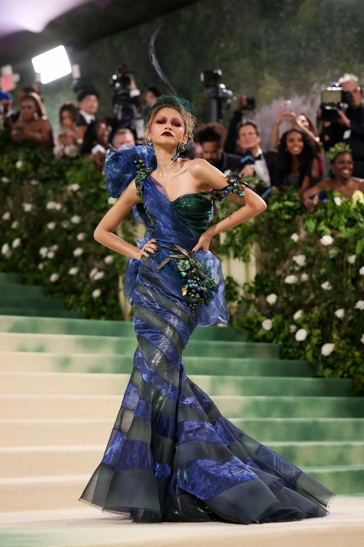 Гальяно на Met Gala: 17 епатажних образів, що увійшли в історію 28 Гальяно на Met Gala: 17 епатажних образів, що увійшли в історію11