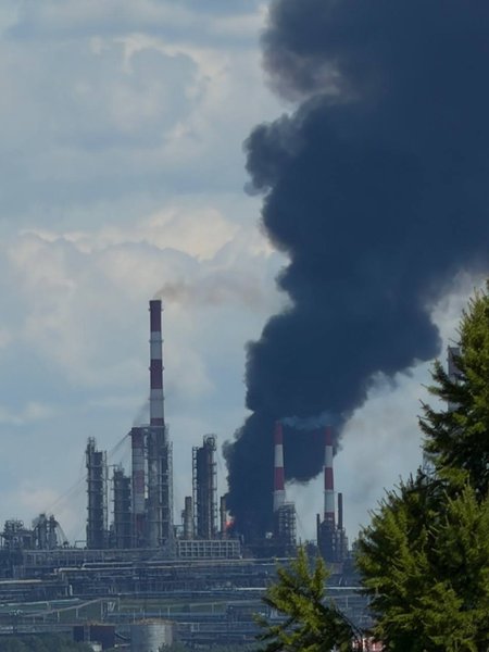 Уфа під ударом: дрони палають на російському НПЗ, відео наслідків 6 Уфа під ударом: дрони палають на російському НПЗ, відео наслідків 6