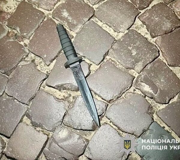 Головна 79 Львів: Поліція застосувала зброю проти чоловіка з ножем.