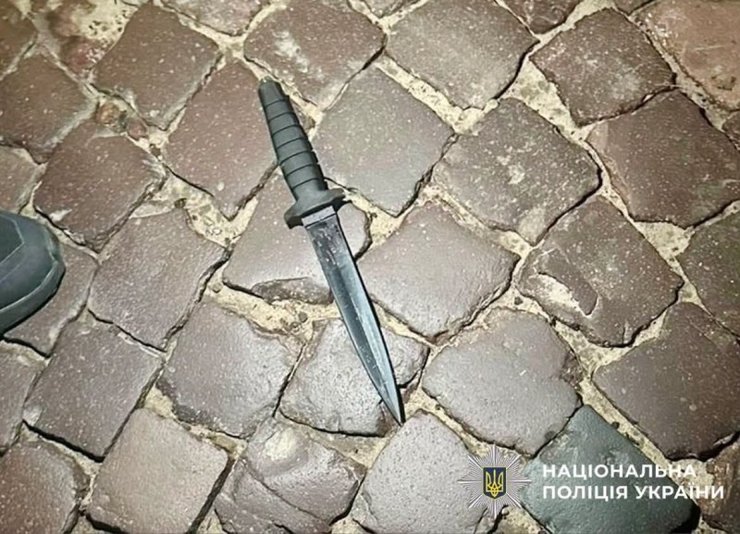 Львів: Поліція застосувала зброю проти чоловіка з ножем. 3 Львів: Поліція застосувала зброю проти чоловіка з ножем. 3