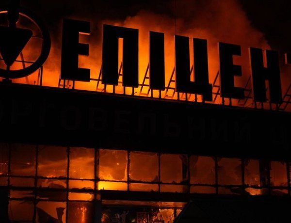 Запоріжжя під обстрілом: палає “Епіцентр”, місто залишилось без світла