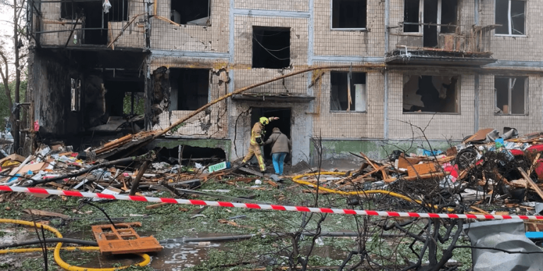 Подружжя пережило атаку на Київ, ховаючись від вибухів у ванній кімнаті 15 Подружжя пережило атаку на Київ, ховаючись від вибухів у ванній кімнаті 15