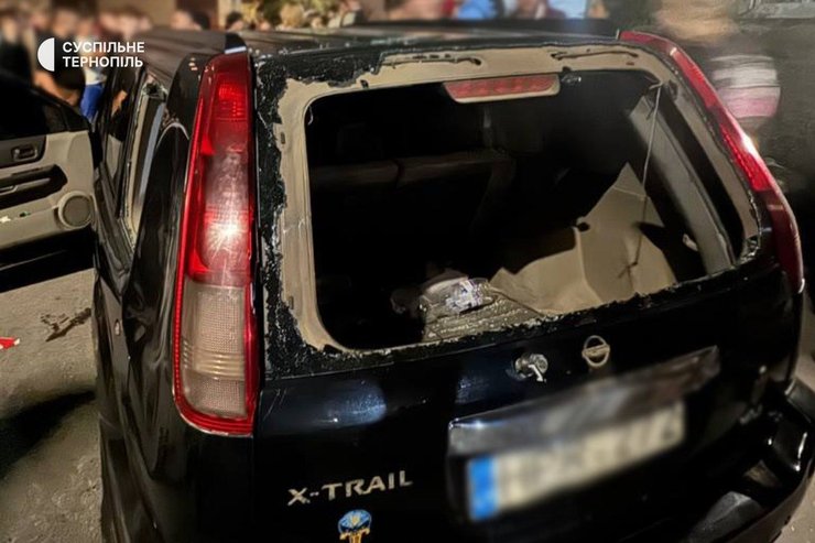 На Тернопільщині група чоловіків напала на представників ТЦК та пошкодила службовий автомобіль 4 На Тернопільщині група чоловіків напала на представників ТЦК та пошкодила службовий автомобіль 4