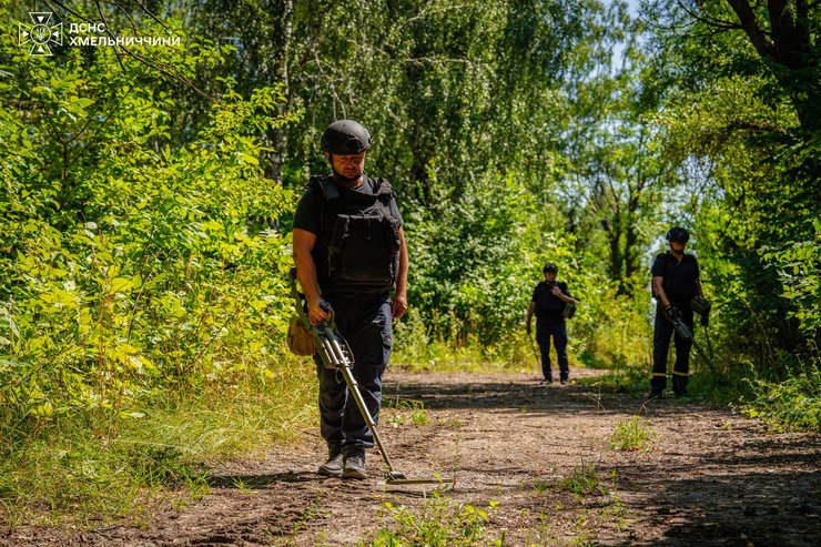 Детонація боєприпасів на Хмельниччині: ДБР розслідує дві версії вибухів 4 Детонація боєприпасів на Хмельниччині: ДБР розслідує дві версії вибухів 4