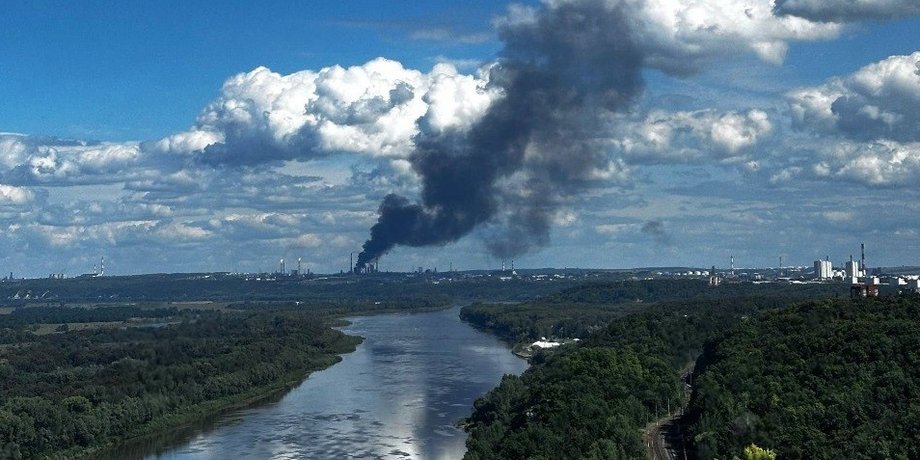 Уфа під ударом: дрони палають на російському НПЗ, відео наслідків